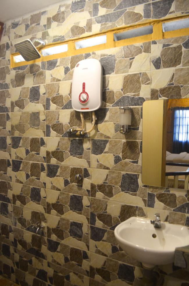 房内的浴室备有热水器，可让住客享受温暖的热水澡。