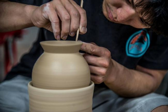 参观者可亲自体验陶土的乐趣，制作属于自己的陶瓷作品带回家。