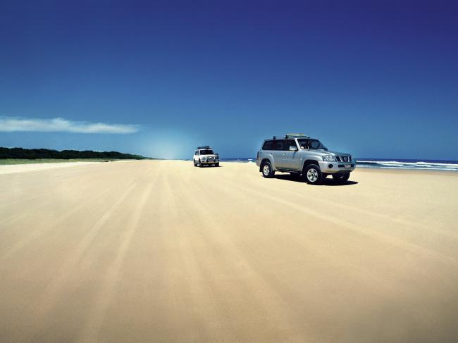 费沙岛的道路都是由柔软的沙筑成，只限四驱车通行，因此大部份人会选择直奔岛东面被称为75英里海滩的沙海公路。