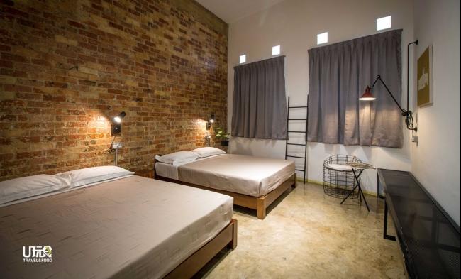 民宿内也设有2张双人床的房间，整体设计简约，以灰白为主，让入住者感到舒适。