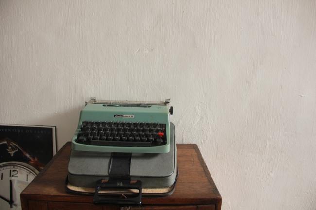 经历岁月洗礼的古董打字机展示在民宿之中任旅客参观。