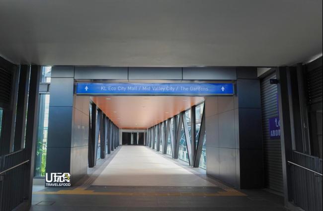 阿都拉胡贡车站设有衔接至吉隆坡生态城、The Garden商场和谷中城的室内人行天桥，让乘客能够更安全的氛围下，通往其它地点。