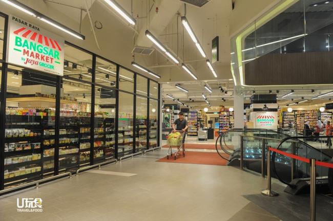 新商场内的孟沙百货市场，所贩卖的物品从平价至高价应有尽有，而且几乎涵盖一楼层的店面，采用了分类间隔，主要分为干货、日常用品、鲜肉海鲜和蔬果，另外保留进口产品的摊位。