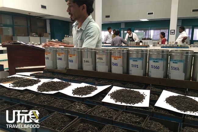 茶厂生产好的茶叶不能直接交易，而是公开拍卖，让茶公司出价标得，因此茶厂会把一部分茶叶装在小铁罐内，再由代理商送往各个茶公司，在拍卖会前供茶师鉴定和出价。