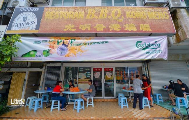 光明香港烧腊已是老字号，老板的正宗港式烧鸭好手艺，让烧腊店总是挤满顾客，尤其是午餐时间的人潮更加多，因此要吃到美味的烧鸭饭，最好是尽早光顾。