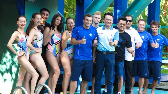 （左6、7）杨顺兴及沉芝庆在专业跳水团队陪同下为全新表演开幕。