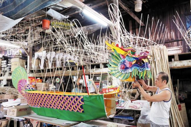 纸扎师傅以经验及耐心，慢慢以竹枝制成的骨架制作供九王爷诞的龙船。