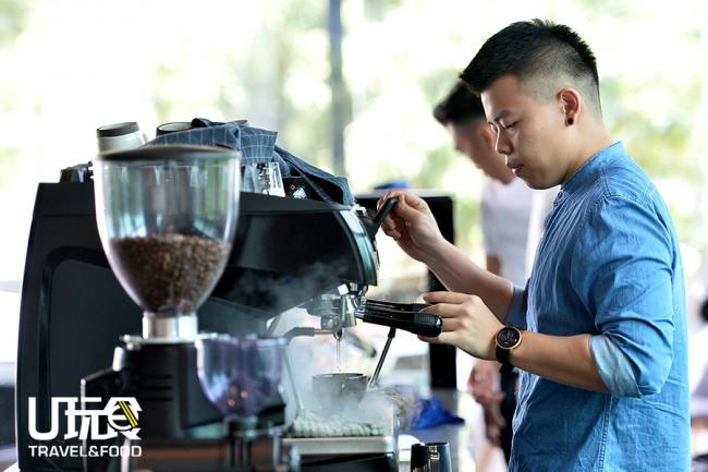 咖啡馆拥有几种冲泡咖啡的工具，客人可以向店员询问当日供应的豆子，郭东成和伙伴们就会选择适合的冲泡方式。