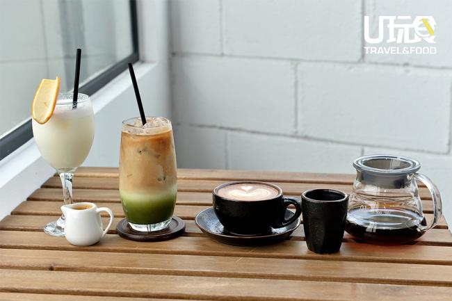 左二：<b>The Trilogy</b>此三色奶茶非彼三色奶茶，由上到下依次为特浓咖啡、牛奶和宇治抹茶。<i>售价：15令吉</i>；左三：<b>Latte</b>  <i>售价：10令吉</i>；右一：咖啡馆提供手冲咖啡，让客人品尝不同的咖啡豆。<i>售价：14令吉</i>