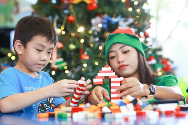 <b>乐高佳节积木堆砌活动</b> 积木堆砌活动让孩子们可以边玩边学，培养一些新技能，他们堆砌创意的乐高雪人和圣诞树挂饰，将会挂在乐园内成为圣诞树的装饰。