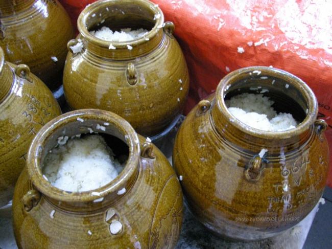 Lihing是一种卡达山族制作的米酒。据知，用Lihing煮鸡对刚分娩的母亲和缺血者有很大帮助。
