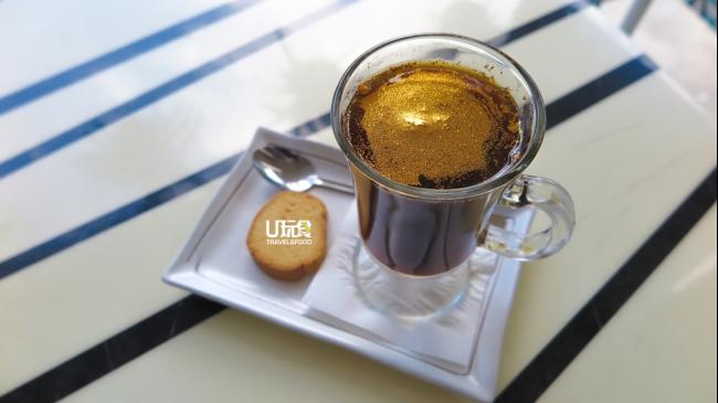 <b>Glitter coffee</b> Ramro Cha可说是槟城唯一一家在咖啡内加入24k金箔纸的咖啡馆，薛科翔说加入24K金箔纸的有机咖啡更为香醇。当初加入金箔不是为了噱头，反而更看重它的抗老美容价值，爱漂亮的朋友不妨试试。<i>售价：15令吉</i>