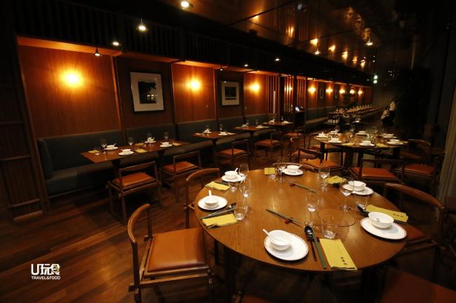 奥卑利餐厅设计用木板墙和柚木地板，充满学术气息又兼容住宅风格，感觉温暖。