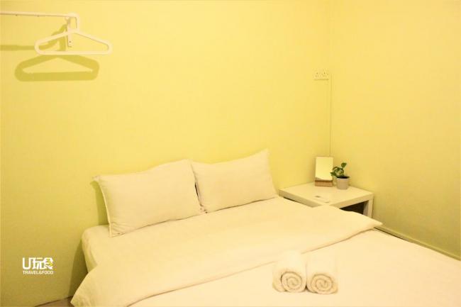 房间采用黄色及白色简单温馨的设计。