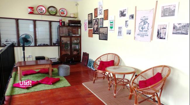 供住客交流的阁楼摆放藤椅、木厨及业者所收藏的古玩。