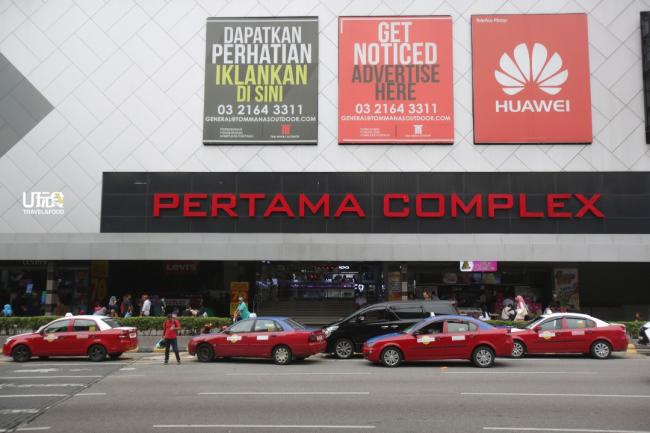 位于端姑阿都拉曼路的第一广场是吉隆坡首批的购物中心之一，设有3层商场及14层办公空间，自1976年建成后投入运作至今。