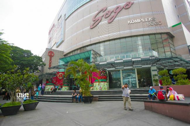 国企十合购物中心是吉隆坡著名购物广场之一，售卖的物品包罗万象，涵盖日常用品、服装、护肤品、家居用品至配饰等，方便顾客一次性购买所需用品，另外广场内也设有多样的餐馆选择，可谓吃喝玩乐，样样齐全。