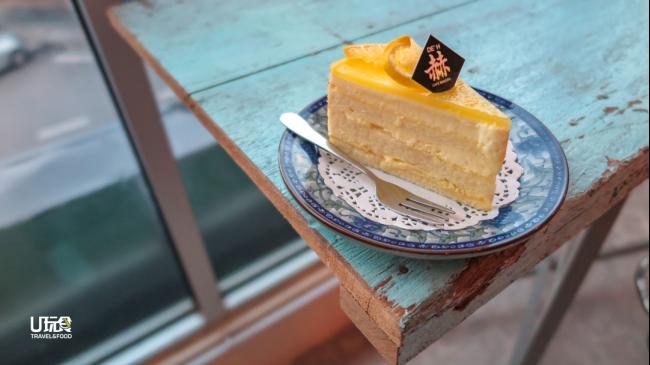 柠檬芝士蛋糕，以一层海绵蛋糕一层芝士交替铺成，口感清新。 <i>售价：12令吉90仙</i>