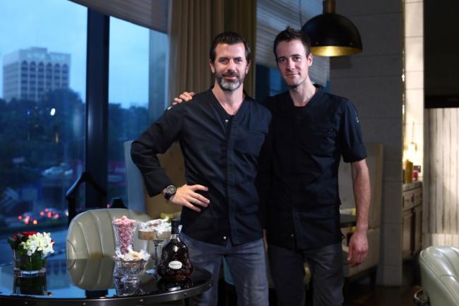 瑞士米其林三星名厨兼IGNIV餐厅创办人安德里斯卡米纳达（左）和主厨马歇尔斯吉巴前来吉隆坡瑞吉酒店上菜。