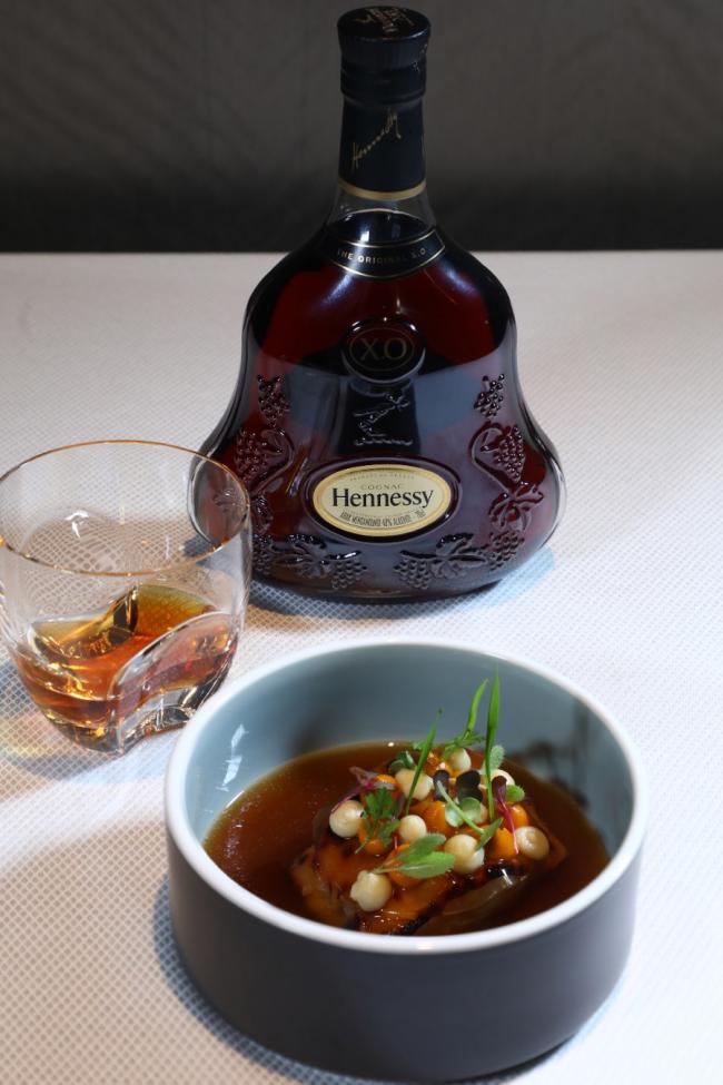 马克波逊纳特说，法国人习惯纯饮干邑，不过现时欧洲也流行将Hennessy V.S.O.P调成鸡尾酒; 亚洲则流行餐酒搭配，X.O跟海鲜甚为搭配。