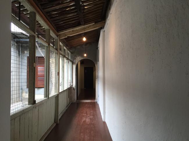 在近百年的建筑之中，二楼这道散发怀旧气息的木板走廊是许多住客的打卡据点。