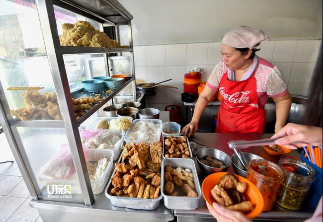 创价茶餐室内的面档业者黄美顺（50岁），从2004年开始在这里买面，食客可以选择清汤、咖喱和干捞供选择，另外还有20至30种的酿料任君选择。
