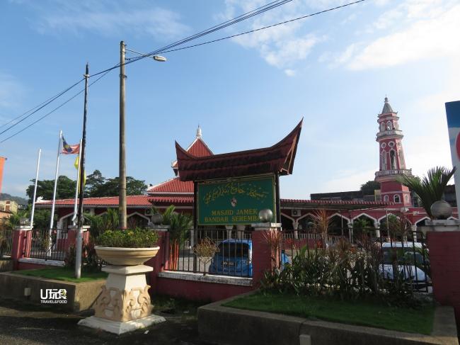 拥有早期仿华建筑风格的清真寺（Masjid Jamek Bandar Seremban）。