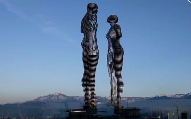Ali and Nino是雕塑家Tamara Kvesitadze的作品，以世界知名爱情悲剧小说《高加索玫瑰》 为灵感而创作。