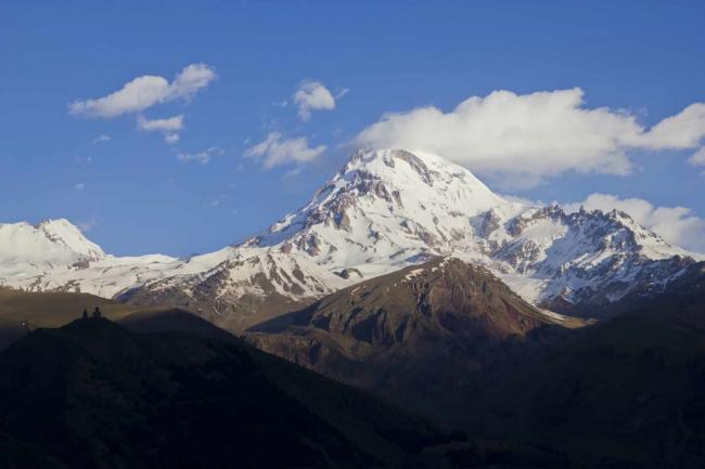 海拔约5000公尺的卡兹别克山（Kazbek），是格鲁吉亚的第三大高山，游客能在这里看到很多高加索地区特有的动植物。