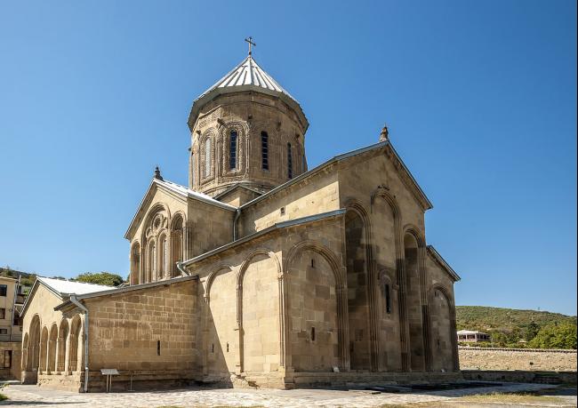 Samtavro主显教堂建于12世纪30年代，据说引导格鲁吉亚皈依的圣妮诺曾在此居住，所以它既是教堂也是女修道院。