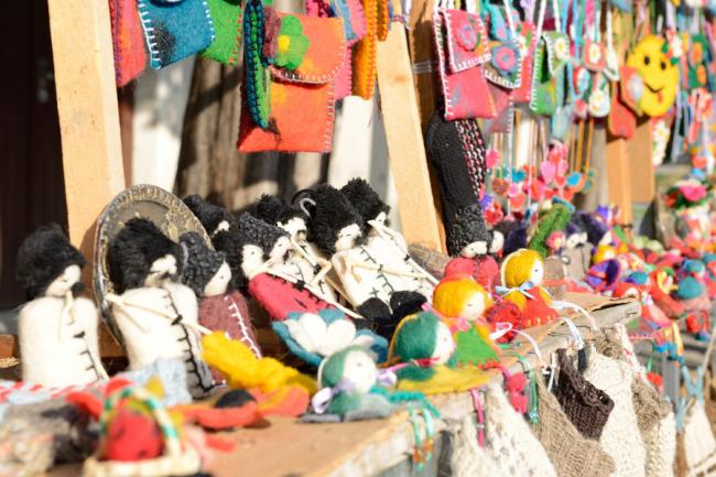 西格纳吉小镇地小人稀，没什么特别的景点。镇上会有集市，售卖各种手工艺品，如羊毛围巾、袜子、鞋子等。