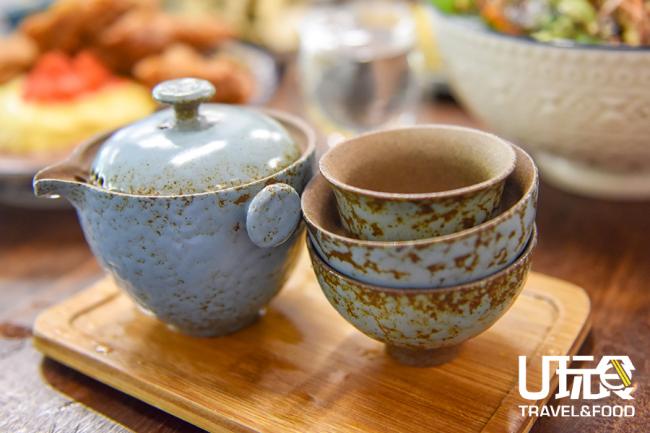 食堂内有提供多种热茶品，其中雪菊最受欢迎，喝起来竟有一股淡淡的书香味。