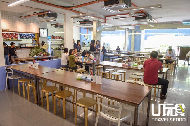 新食堂店面更宽敞，能容纳更多客人，并且一贯采用「搭台」的文化。