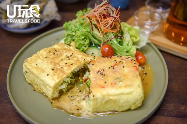 <b>Fusion「玉子烧」Tamago</b>一种多蛋的寿司料理，又称厚蛋烧或日式煎蛋卷，内含日本米饭、鸡肉碎、花椰菜，吃起来口感多层次，做起来也特别费功夫。<i>售价：20令吉</i>