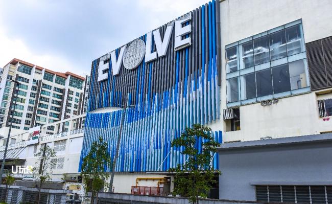 Evolve Concept商场就在轻快铁阿拉白沙罗站的毗邻，是隆雪地区新型商场之一，设有5楼层（从LG至3楼）；其中以底层的商店最为集中及热闹，种类包括连锁服饰品牌、便利商店、咖啡馆、西餐厅及日本餐馆等。
