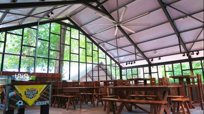岩谷野营拥有自然山谷景观，其餐厅也有别于一般市区餐厅，以玻璃屋概念建造的双层餐厅提供各种活动空间，如卡拉OK及互动式游戏空间等。