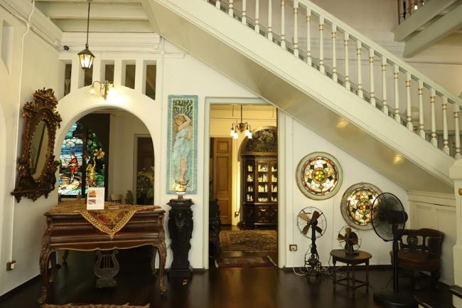 槟城殖民地博物馆收藏各种罕见的家居用品及艺术品，最早可追溯到18世纪独一无二的文物。其中也有不少超过在殖民时代被中国商人带入我国超过一世纪的文物。