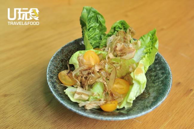 <b>Miso Salad</b>彭传智尽可能选用有机的生鲜的蔬菜，这道脆甜的生菜沙拉，以柴鱼片和味噌提味，充满和风味道。<i>售价：5令吉</i>