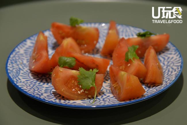 <b>WOW Umeshu Tomato</b>就是腌番茄！听说不吃番茄的人，都会爱上这道料理。以日本梅酒腌制过后，番茄变得虚有其表，少了番茄味，入口浓浓的酸香酒味。<i>售价：11.80令吉</i>