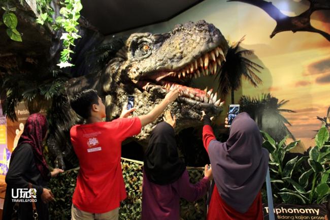 馆内的恐龙模型栩栩如生，吸引游客尤其是小孩争相触摸及拍照。