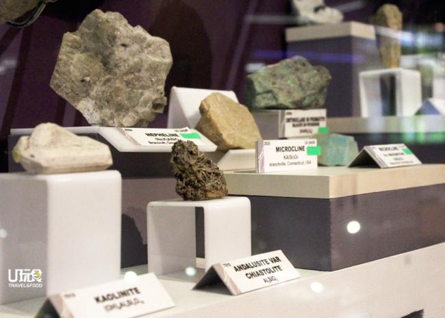 地质博物馆内也展示不同种类的矿石样本，并附上矿石的名字及化学名称。