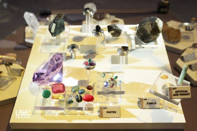 除了展出宝石原石外，也有特别展出以合成物质制成和伪造的宝石。
