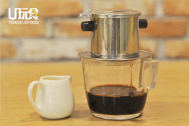 <b>Vietnamese Drip Coffee</b>店家用越南咖啡粉和VCR阿拉比卡咖啡豆混合调出的自家味道，香浓之余又不会苦涩，值得一试。<i>售价：6.90令吉</i>