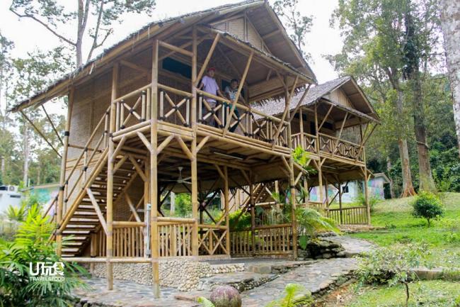 双层竹屋造型优雅，并有阳台供房客观赏田野美景，感受怡然自得的心情。
