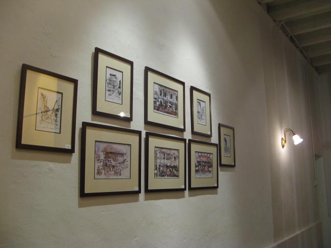 挂在民宿墙上的照片述说槟城的历史。