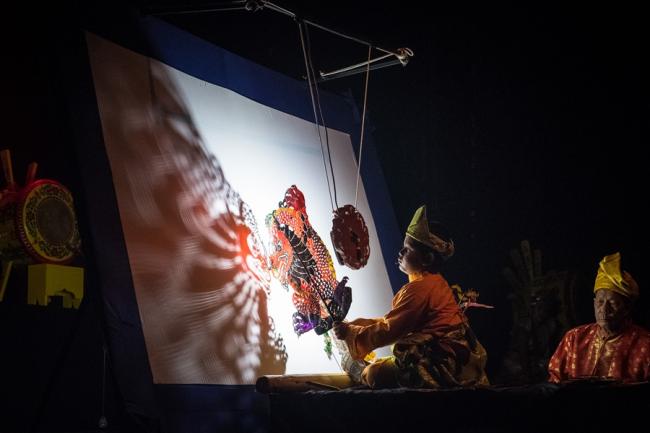 档案照：吉兰丹艺术家族述说马来民间传统艺术皮影戏。