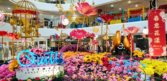 吉隆坡桂和广场为迎接农历新年，精心布置底层中央大厅，打造成春意盎然的花园。