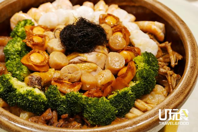 云华宫也有推出金装豪华鲍鱼盆菜，需提前预订。
