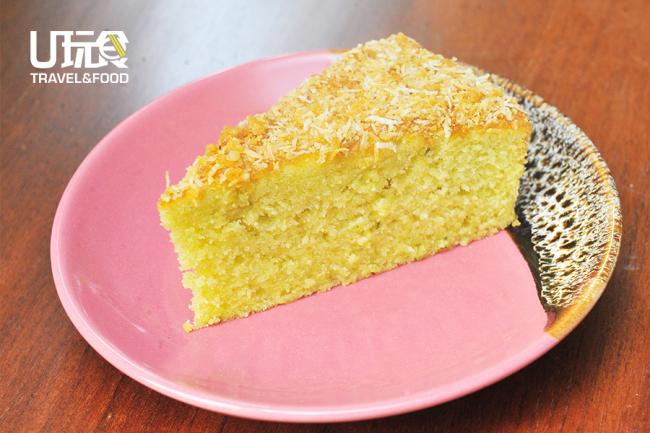 香兰椰糖蛋糕是这里的招牌。以香兰为基底，在上面撒上椰糖和烤过的椰丝，在牛油蛋糕的绵密中制造一些脆口感，每一口都能尝到椰丝的香和椰糖微微的清甜。
