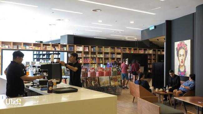 bookXcess特别为顾客打造Cafe Wolf咖啡馆，提供顾客一个交流的空间。